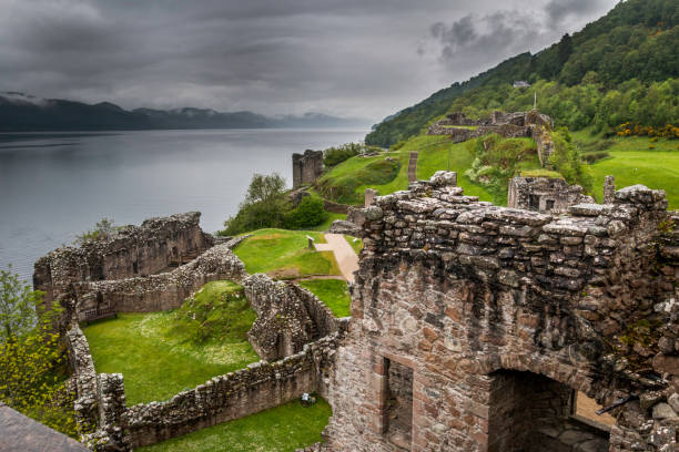 アーカート城遺跡 - urquhart castle ストックフォトと画像