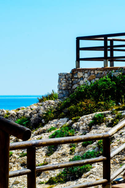 деревянная набережная вдоль морского побережья, расположенная на скале в ринкон-де-ла-виктория, коста-дель-соль, андалуджа - costa victoria стоковые фото и изображения