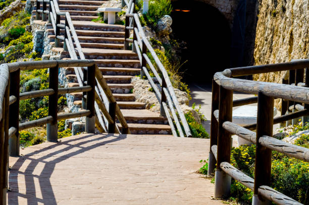 海沿岸の木製遊歩道沿い崖岩でリンコン デ ラ ビクトリア、コスタ ・ デル ・ ソル、andalucja - costa victoria ストックフォトと画像