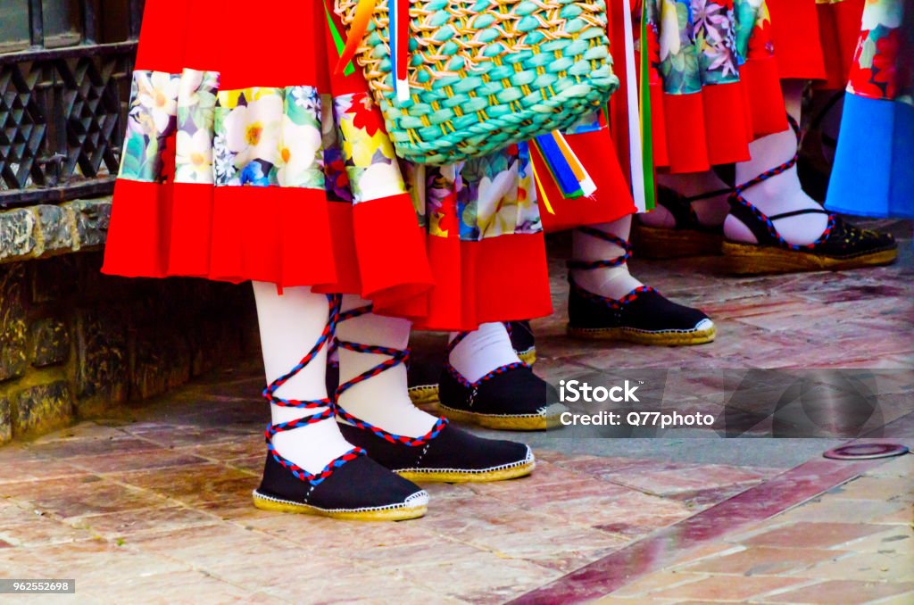 reserva Flexible Aprobación Alpargatas Colores De Trajes Típicos De España Zapatos De Baile Foto de  stock y más banco de imágenes de Adulto - iStock