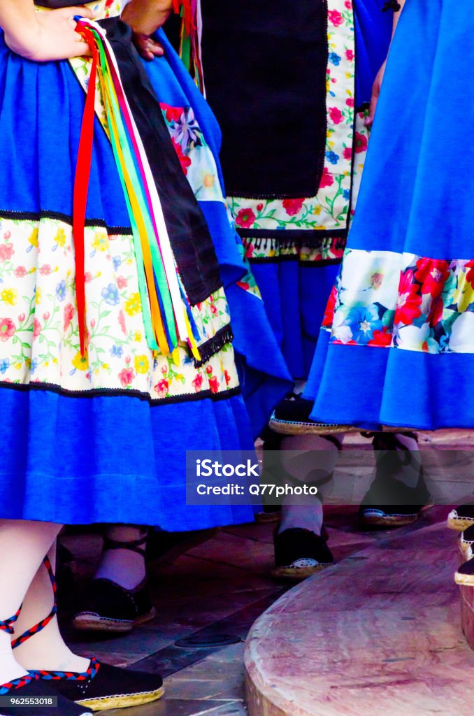 sapatos coloridos tradicionais para trajes folclóricos em Espanha, sapatos de dança, - Foto de stock de Adulto royalty-free