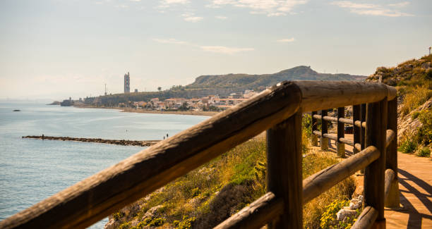 деревянная набережная вдоль морского побережья, расположенная на скале в ринкон-де-ла-виктория, коста-дель-соль - costa victoria стоковые фото и изображения