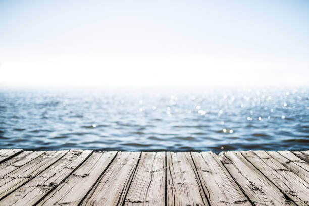 deck de madera junto al mar - muelle fotografías e imágenes de stock