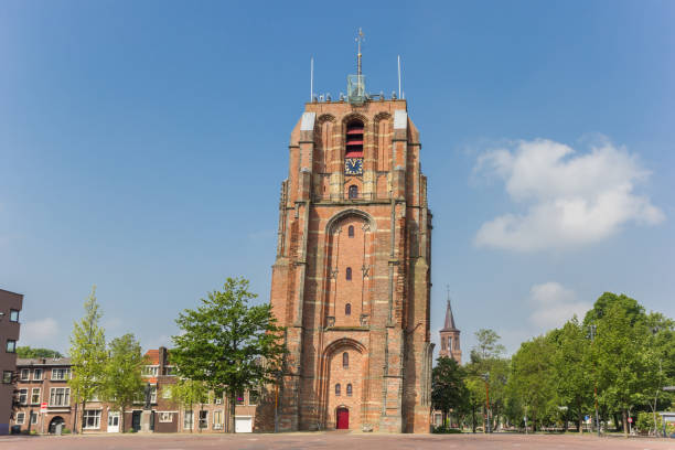 torre inclinada oldehove en el centro de leeuwarden, países bajos - friesland fotografías e imágenes de stock