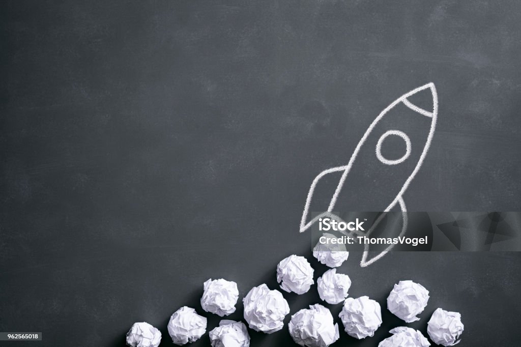 Rakete auf Tafel - zerknittertes Papier Idee Kreativität - Lizenzfrei Anfang Stock-Foto