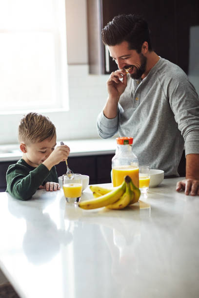 다 먹어 - little boys breakfast caucasian child 뉴스 사진 이미지