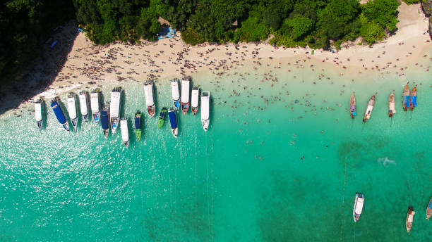 maya bay, koh phi phi leh, tailândia - 16 de maio de 2018. barcos de cauda longa, amarração na famosa baía maya com turistas na praia - maya bay - fotografias e filmes do acervo