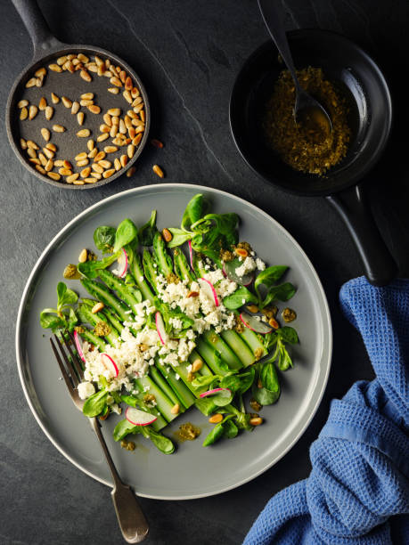 salade d’asperges de printemps - pine nut photos et images de collection