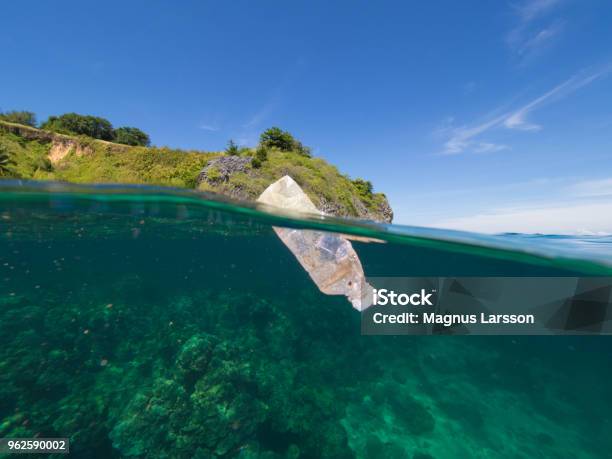 Photo libre de droit de Plastique Sur La Surface banque d'images et plus d'images libres de droit de En plastique - En plastique, Mer, Bouteille