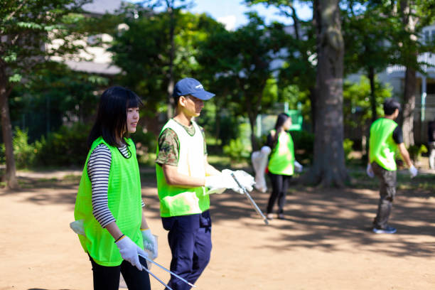 istock Young people cleaning public park 962590042