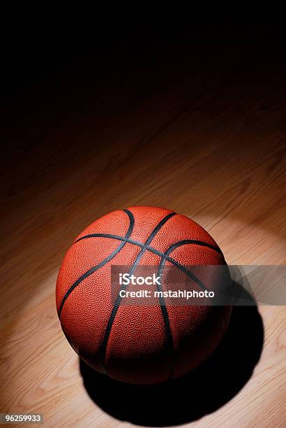 Basketball Stockfoto und mehr Bilder von Basketball - Basketball, Basketball-Spielball, Boden