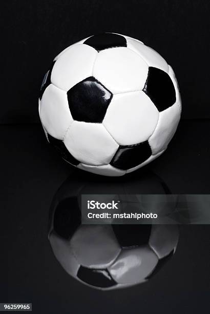 Pallone Da Calcio Su Nero - Fotografie stock e altre immagini di Calcio - Sport - Calcio - Sport, Calcio junior, Composizione verticale