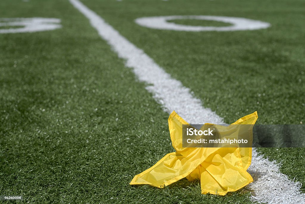 Bandierina per segnalare un fallo verticale - Foto stock royalty-free di Campo da football americano