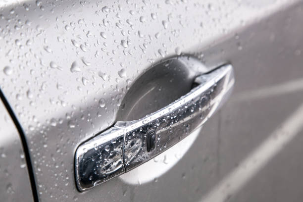 istock Car  chrome door handle in droplets. 962620858