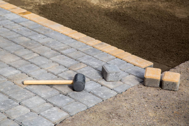 istock Paving of a new sidewalk with mallet. 962624456