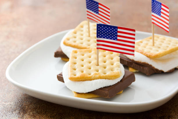 istock Homemade smore and USA flag 962630032
