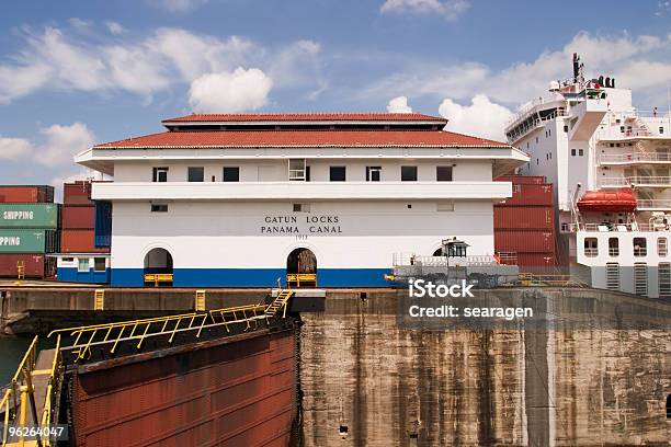 Foto de Canal Do Panamá Com O Navio e mais fotos de stock de Canal - Canal, Canal do Panamá, Locomotiva