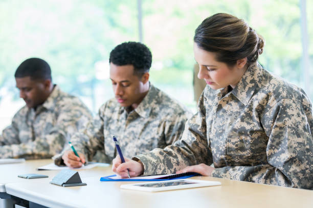 cadetes de hacer examen en la academia militar - seminar women recruitment meeting fotografías e imágenes de stock