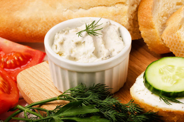 istock Cottage cheese with vegetables and bread 962642458