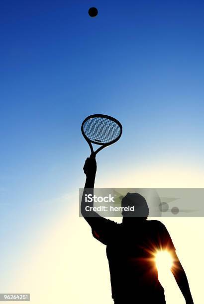 Silhouette Of Teen Girl Sirve Una Bola De Tenis Foto de stock y más banco de imágenes de Fotografía - Imágenes - Fotografía - Imágenes, Tenis, Vertical