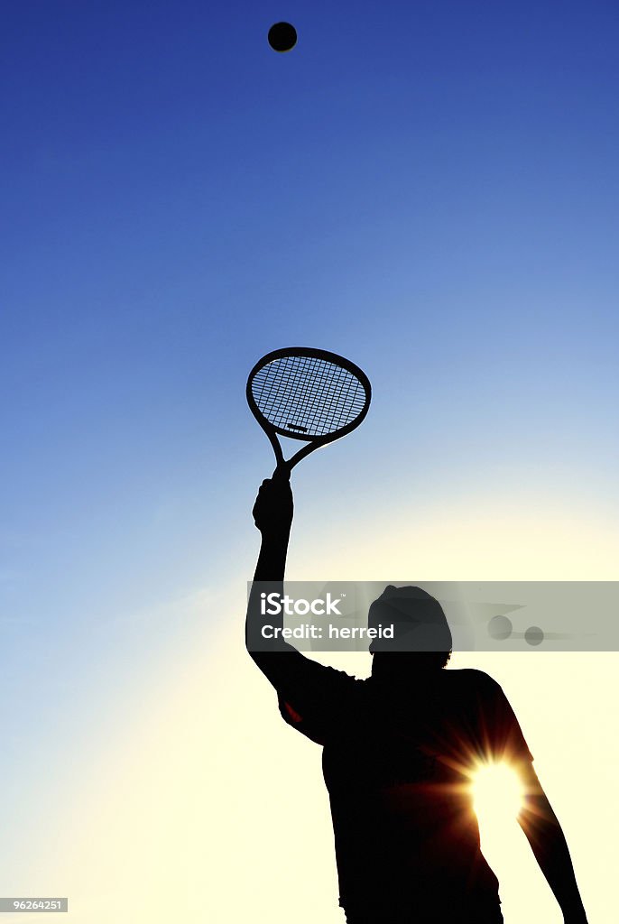 Silhueta de menina adolescentes Servindo uma Bola de Ténis - Royalty-free Fotografia - Imagem Foto de stock