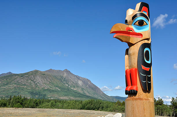 eagle mastro totêmico contra um céu azul - klondike river - fotografias e filmes do acervo