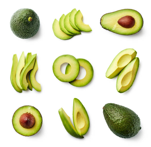 set van vers gesneden en ongedeeld avocado - een stuk taart stockfoto's en -beelden
