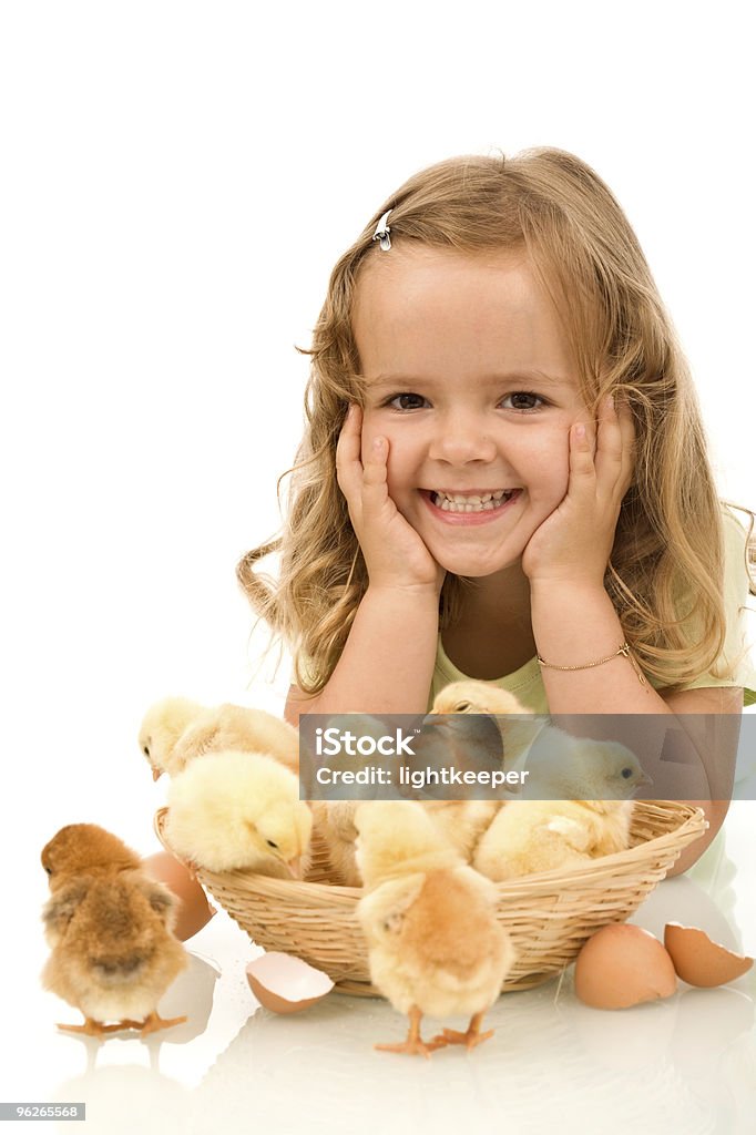 행복함 여자아이 자신의 어린 닭 - 로열티 프리 병아리 스톡 사진