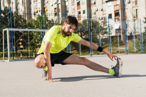 istock Young man stretching in the city block 962666204
