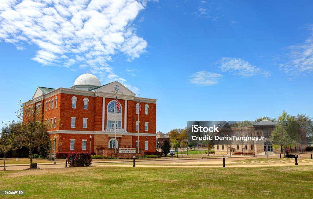 Tupelo Mississippi City Hall Stock Photo - Download Image Now - Tupelo  Tree, Mississippi, USA - iStock