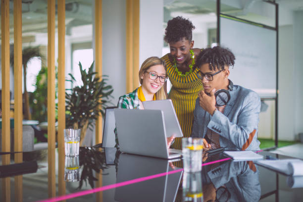 equipo de negocios trabajando juntos  - trainee fotografías e imágenes de stock