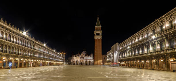 istock Venezia - Piazza San Marco by night - panoramica 962678996