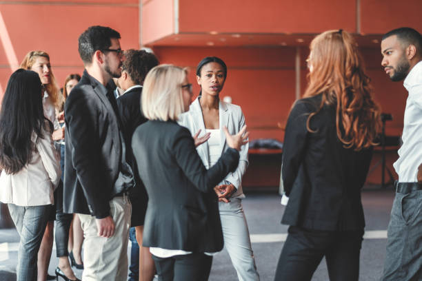 sala konferencyjna z ludźmi biznesu na przerwie kawowej - networking zdjęcia i obrazy z banku zdjęć