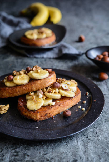 canela tostada francesa con plátano, nuez y avellana - french toast toast butter breakfast fotografías e imágenes de stock
