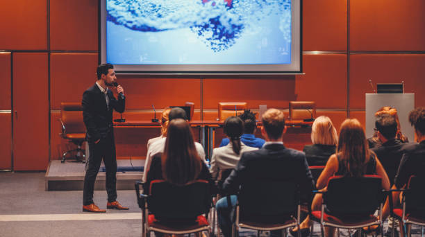 relatore pubblico alla convention scientifica - college life immagine foto e immagini stock