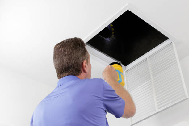 남자는 공기 덕트에 손전등을 검사 - furnace air conditioner air duct repairing 뉴스 사진 이미지