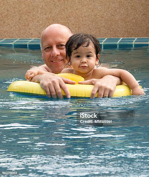 Vater Und Sohn Im Pool Stockfoto und mehr Bilder von Alleinerzieher - Alleinerzieher, Ein Elternteil, Erwachsene Person