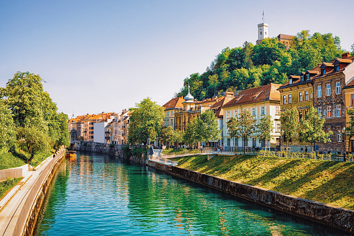 Costanera del río Ljubljanica y antiguo castillo Ljubljana Eslovenia photo