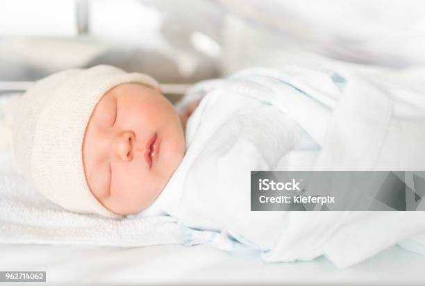 자 아름 다운 아기의 초상화입니다 신생아에 대한 스톡 사진 및 기타 이미지 - 신생아, 아기, 병원