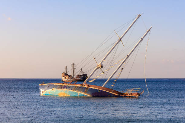 wrak jachtu i żaglówka, kolory zachodu słońca - slanted sailboat crash shipwreck zdjęcia i obrazy z banku zdjęć