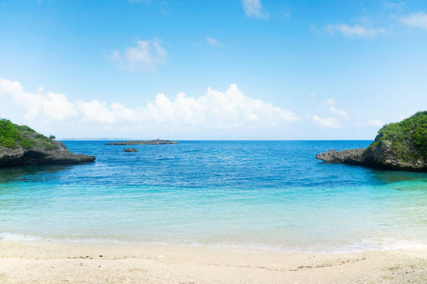 日本では沖縄の美しい海の景色