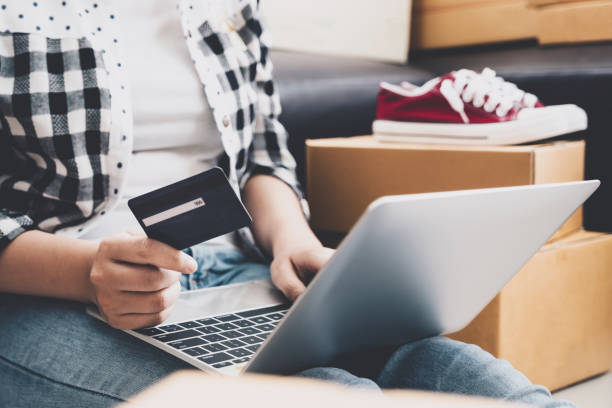 家庭でのオンライン ショッピングのクレジット カードとラップトップ コンピューターを使用して若いアジア美少女 - shipping room ストックフォトと画像
