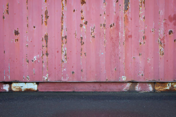 오래 된 금속 시트 지붕 텍스처 또는 콘크리트 바닥이 나 아스팔트도로와 오래 된 화물 컨테이너 벽. - cargo container metal container rough 뉴스 사진 이미지