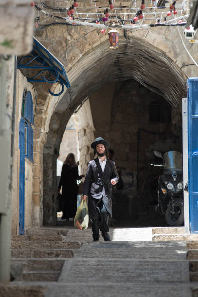 haredi ultra orthodox jew in mea shearim - ultra orthodox judaism imagens e fotografias de stock