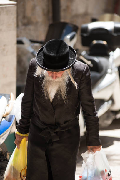 haredi ultra orthodox jew in mea shearim - ultra orthodox judaism imagens e fotografias de stock