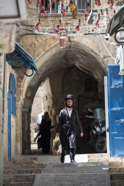 haredi ultra orthodox jew in mea shearim - ultra orthodox judaism imagens e fotografias de stock