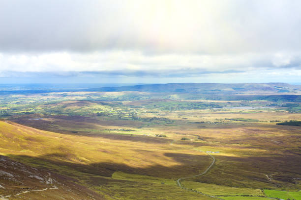 bellissimo paesaggio montano panoramico - republic of ireland mayo road lake foto e immagini stock