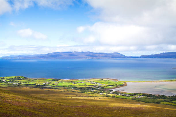 bellissimo paesaggio panoramico di mare e montagna con isole. vista da croagh patrick - montagna a co. mayo, westport, costa occidentale dell'irlanda - republic of ireland mayo road lake foto e immagini stock