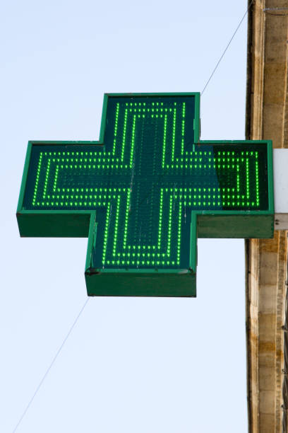 sinal de farmácia ou drogaria símbolo (cruz verde) - maple keys - fotografias e filmes do acervo