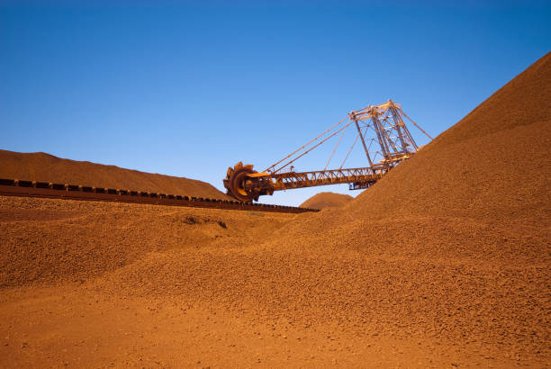 mineral de hierro reclaimer del - reclaimer fotografías e imágenes de stock